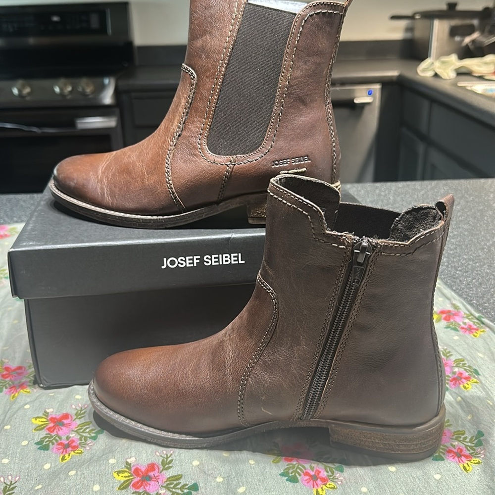 Josef Siebel women’s size brown boots